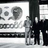 Rafael del Castillo, Joseph Blatter, Hermann Neuberger y Guillermo Cañedo, con el famoso logo de fondo. Fotos: Archivo Histórico de Excélsior