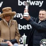 Tony Bloom con Camila, reina consorte del Reino Unido.