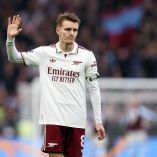 Arsenal es líder de la Premier League con 33 puntos, seguido por Manchester City y Aston Villa.