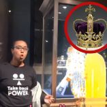 Manifestantes lanzan comida a las joyas de la corona británica