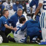 Daniel Jones sufre lesión de tendón de Aquiles en pleno renacimiento con Colts. (Reuters)