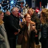 Ana Corina Sosa, hija de la líder opositora venezolana María Corina Machado, sonríe mientras conversa con otras personas al llegar al Grand Hotel en Oslo, Noruega, el 8 de diciembre de 2025. Su llegada ocurre días antes de la entrega del Premio Nobel de la Paz a su madre, en un contexto internacional de alta relevancia.