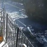 El derrumbe aplastó una moto en una carretera de Antioquia, Colombia. (Especial)