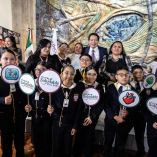 Mario Delgado Carrillo, titular de la SEP, junto a alumno y maestra