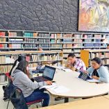 Estudiantes trabajando en una biblioteca de la UNAM.