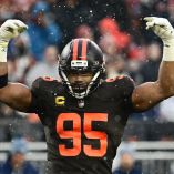 Myles Garrett redefine la posición de ala defensiva en busca de un récord histórico de capturas. (Reuters)
