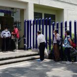 Pacientes afuera de una unidad de salud del gobierno de la CDMX