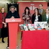 Autoridades del Instituto Cervantes recibiendo parte de la obra de Rosario Castellanos.