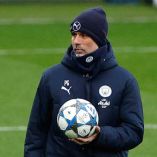 Pep Guardiola con el balón de la Champions. (Reuters)