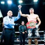 'Chapulín' Salas con el brazo en alto.