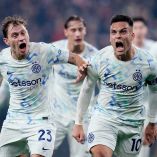 Lautaro Martínez corriendo a celebrar junto a sus compañeros.