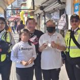 Madre de familia y sus hijas al lado de elementos de la policía