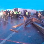 Camión de transporte público volcado en Apodaca