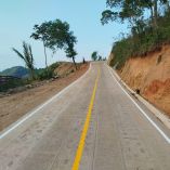 La obra es realizada por los habitantes de las comunidades y durante este sexenio se prevé contar con 2 mil 500 km de caminos.