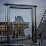 Turistas caminan frente al Museo del Louvre cerrado, luego de que los trabajadores votaran ir a huelga para protestar por el deterioro de sus condiciones laborales y de la experiencia del visitante, en París, el 15 de diciembre de 2025.