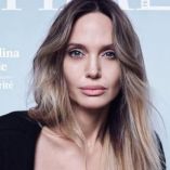 La actriz protagoniza la nueva portada de la famosa revista, en donde aparece posando con un suéter negro escotado y una mano cubriendo sutilmente uno de sus pechos.