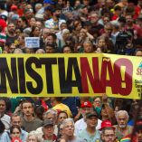 Manifestantes muestran una pancarta que dice "Sin amnistía" durante una protesta frente al Congreso brasileño para rechazar la reducción de condena del expresidente Jair Bolsonaro.