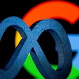 Ilustración conceptual con el logotipo de Meta en primer plano y el logotipo de Google al fondo, que simboliza la alianza entre ambas compañías para optimizar PyTorch en chips TPU y competir en el mercado de infraestructura de inteligencia artificial.