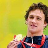 Ryan Lochte, muestra una de sus medallas conseguidas en Juegos Olímpicos.