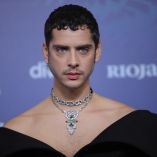 Primer plano de Eduardo Casanova en la alfombra roja de los Premios Goya 2023 en Sevilla, durante la gala celebrada en el Palacio de Congresos FIBES, en una imagen de archivo del actor y director español.