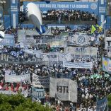 Miles de personas protestaron contra la reforma laboral impulsada por el gobierno de Javier Milei