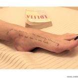 Esta imagen publicada por los demócratas del Comité de Supervisión de la Cámara de Representantes muestra un pie con una cita de "Lolita" de Vladimir Nabokov.