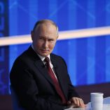 En esta fotografía de grupo distribuida por la agencia estatal rusa Sputnik, el presidente de Rusia, Vladimir Putin, celebra su conferencia de prensa anual de fin de año.