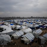 Camiones con ayuda humanitaria esperan autorización para ingresar a Gaza en medio de nuevas restricciones israelíes.