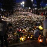 Banderas a media asta y velas encendidas en Bondi Beach en memoria de las víctimas del atentado.