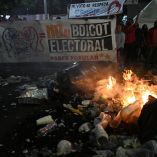 Simpatizantes del partido gobernante Libertad y Refundación (LIBRE) queman basura durante una protesta para denunciar el fraude electoral.