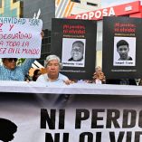 Manifestantes en Guayaquil sostienen pancartas con los rostros de dos de los niños desaparecidos y asesinados, durante una protesta tras la condena judicial contra militares ecuatorianos por desaparición forzada en operativos de seguridad.