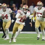 Brock Purdy consiguió cinco pases de anotación.