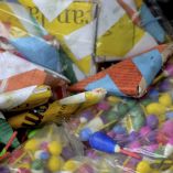 Un grupo de jóvenes ocasionó incendio en Apodaca al arrojar cohetes a una vivienda; pérdidas totales.