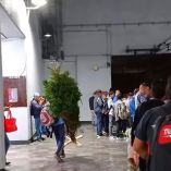 Un joven transporta su árbol de Navidad en el Metro de CDMX, llevando alegría a su hogar.