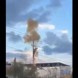 Al arribar al lugar, elementos de la Policía de Juárez detectaron que el hombre ya se encontraba trepando un poste de concreto que sostenía un transformador de energía eléctrica.