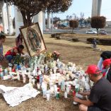 Vecinas y vecinos continúan llevando veladoras al memorial que sigue creciendo en el Puente de la Concordia tras la explosión de la pipa de gas.