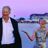 El personaje de Stellan Skarsgård busca que una actriz (Elle Fanning) protagonice su próximo proyecto.