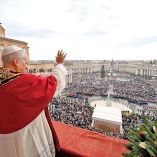 Papa León XIV durante su primera bendición navideña Urbi et Orbi.