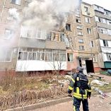 Bomberos y rescatistas ucranianos sofocan incendio tras bombardeo ruso.