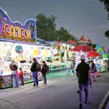 Personas disfrutando de la Feria Navideña en la CDMX.