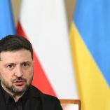 El presidente de Ucrania, Volodímir Zelenski, se reúne con el primer ministro polaco en la Oficina del Primer Ministro en Varsovia, Polonia, el 19 de diciembre de 2025.