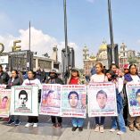 Padres de los 43 de Ayotzinapa a la entrada de la Basílica de Guadalupe.