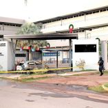 Fachada del Instituto Altum acordonada tras incendio provocado por delincuentes.