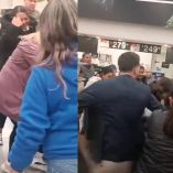 La llamada “Lady Pavo” se volvió viral tras presuntamente meterse a la fila en un Walmart Tepeyac.