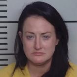 Una escuela primaria de Louisville enfrenta investigación tras el arresto de una maestra acusada de abuso digital.