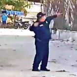 Policía de Celestún, Yucatán, usando resortera para detener a delincuente.