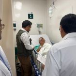 El director del IMSS, Zoé Robledo, visita a pacientes tras descarrilamiento del Tren Interoceánico