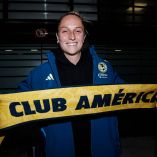 Isa Haas con el plumaje águila tras su arribo al AICM.