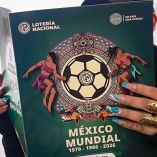 Lotería Nacional lanza álbum retro que celebra los mundiales de futbol en México