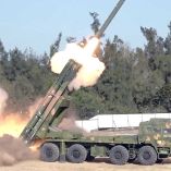 Ejército de China lanzando un misil cerca de Taiwán.